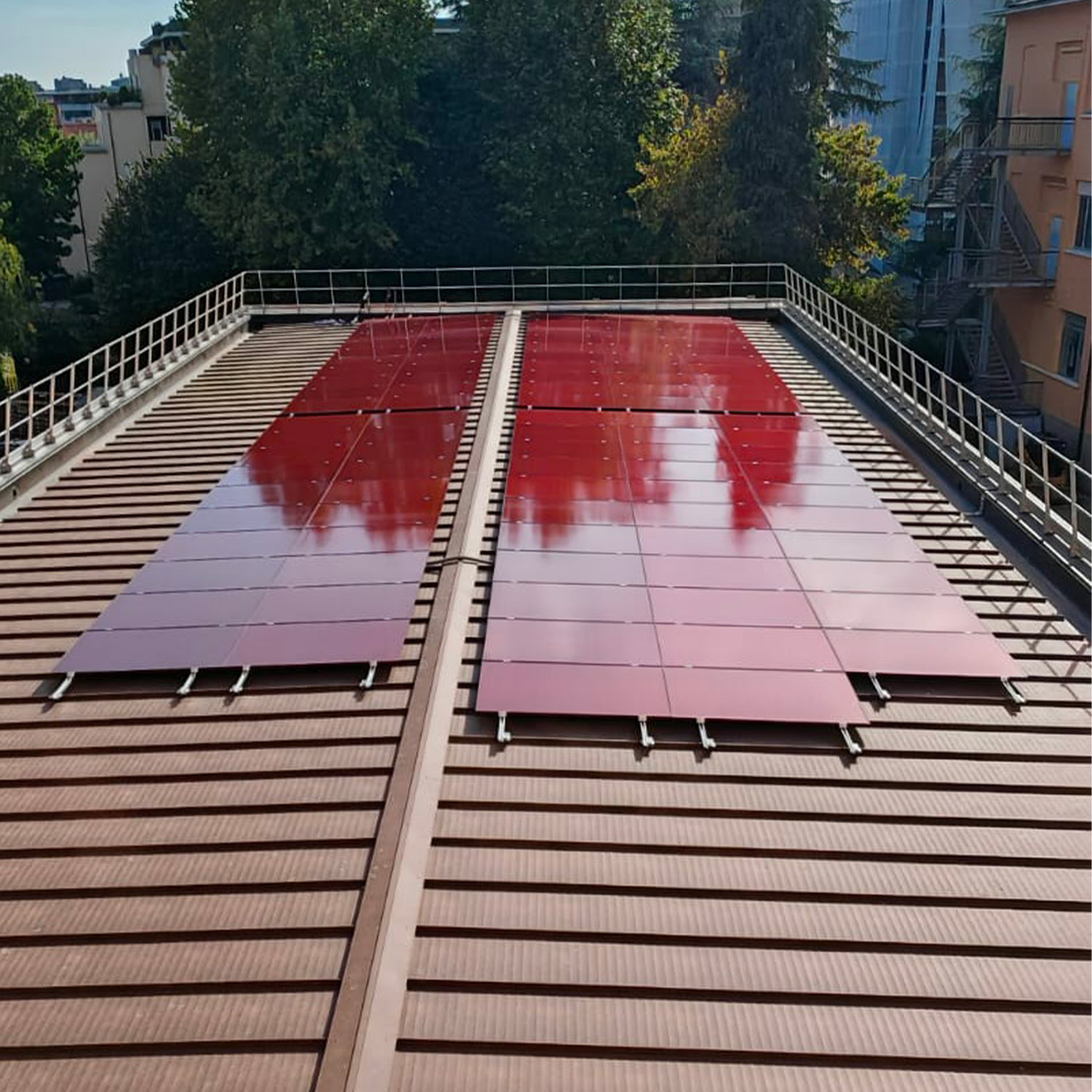 impianto-fotovoltaico-lamiera-e-pannello-rosso