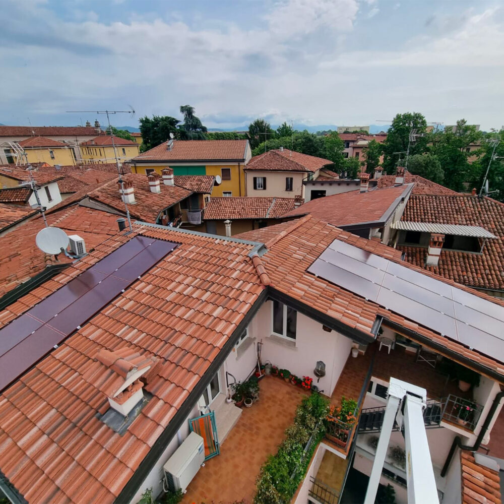 impianto-fotovoltaico-pannello-rosso