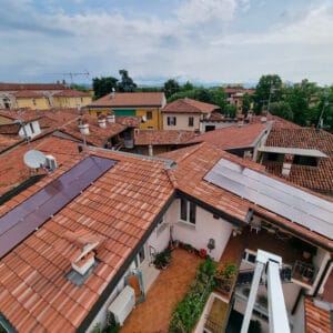 impianto-fotovoltaico-pannello-rosso