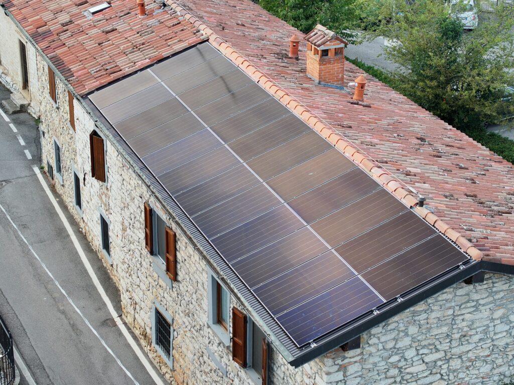 Impianto fotovoltaico AIKO su una copertura con edificio in pietra a Cenate Sotto