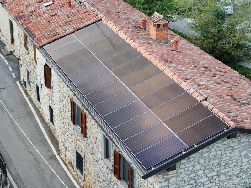 Moduli AIKO posati sulla falda di un edificio in pietra