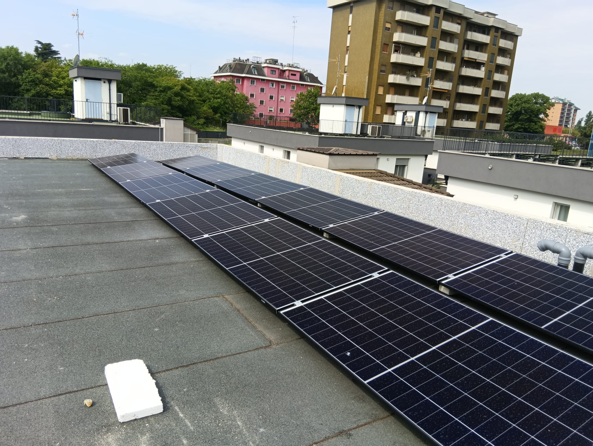 Moduli fotovoltaici su tetto piano a San Giuliano