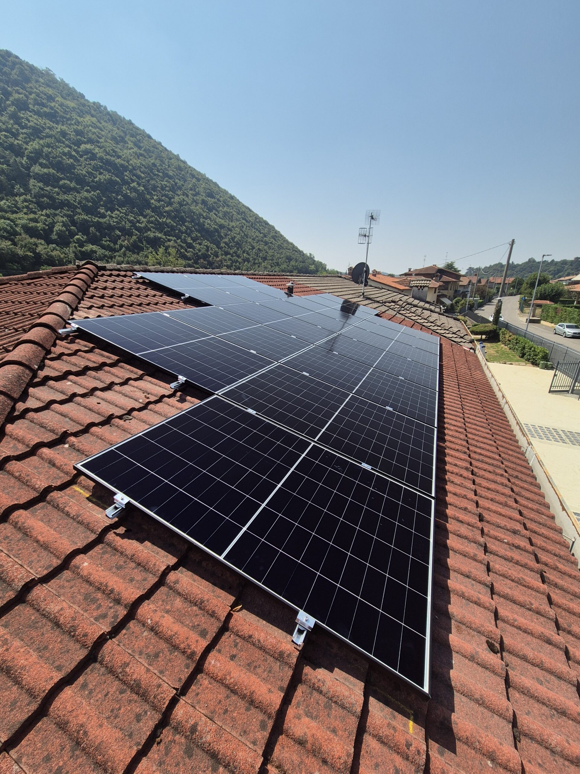 Moduli fotovoltaici AIKO su una copertura a Trescore Balneario