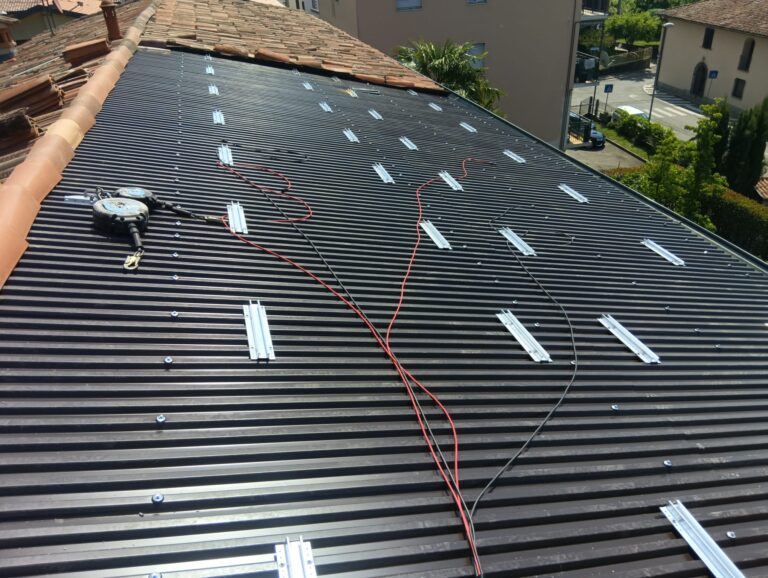 Lamiera e fissaggi per i moduli fotovoltaici.