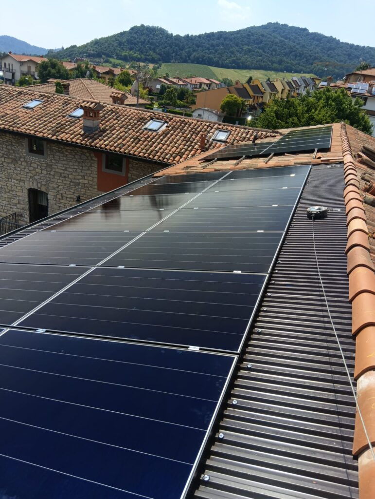 Moduli AIKO installati sulla copertura a Cenate Sotto