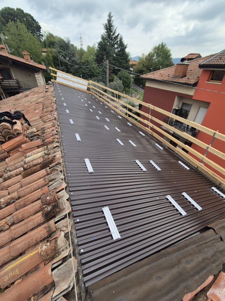Preparazione della lamiera e dei fissaggi.